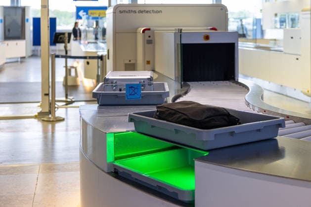 Opening of the new CT checkpoint at Nuremberg Airport, Nuremberg, 08 05 2026 Baggage tray with item of clothing on a CT scanner from Smiths Detection at the new checkpoint at Nuremberg Airport The system is used for the three-dimensional inspection of hand baggage at the passenger checkpoint Nuremberg Bavaria Germany 20260508-286A6789-M4000