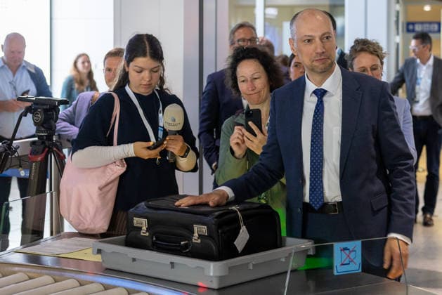 Opening of the new CT checkpoint at Nuremberg Airport, Nuremberg, 08 05 2026 Andreas Krieglstein, CSU, second mayor of the city of Nuremberg and responsible for mobility, stands next to a baggage tray with suitcases during a tour of the new CT checkpoint at Nuremberg Airport Nuremberg Bavaria Germany 20260508-286A6885-M4000