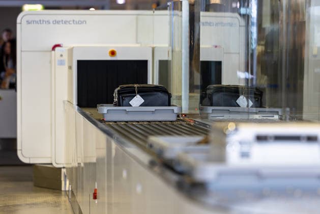 Opening of the new CT checkpoint at Nuremberg Airport, Nuremberg, 08 05 2026 Baggage tray with suitcase on the conveyor system of the new CT checkpoint at Nuremberg Airport A CT scanner from Smiths Detection for passenger screening can be seen in the background Nuremberg Bavaria Germany 20260508-1V9A7944-M4000