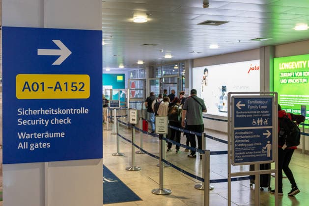 Opening of the new CT checkpoint at Nuremberg Airport, Nuremberg, 08 05 2026 Sign for the security checkpoint and waiting areas at Nuremberg Airport In the background, passengers pass through the entrance to the passenger checkpoint with families and fast lane Nuremberg Bavaria Germany 20260508-286A6973-M4000