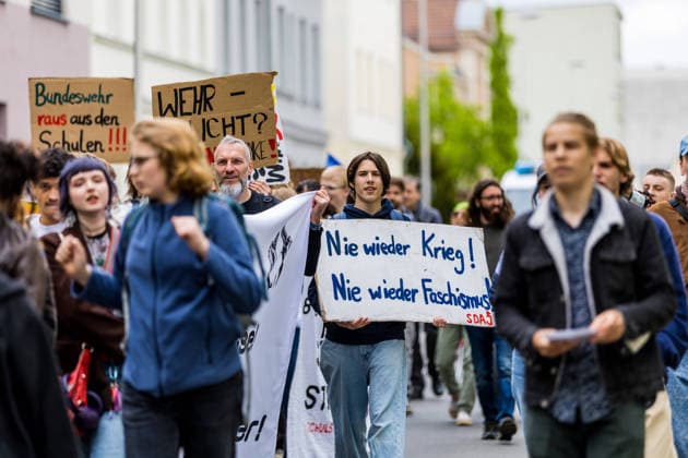 Hunderte Schüler demonstrieren bundesweit gegen die Wehrpflicht! - 8.Mai als Historischer Tag: vor 81 Jahren endete der Zweite Weltkrieg 7aIMG: 0557370 Am 81. Jahrestag der bedingungslosen Kapitulation Nazi-Deutschlands sind bundesweit Schülerinnen und Schüler auf die Straßen gegangen. Mit lautstarken Kundgebungen in mehreren deutschen Städten richteten sich die jungen Demonstrantinnen und Demonstranten gegen das seit Januar 2026 geltende Wehrdienst-Modernisierungsgesetz – und gegen eine mögliche Verschärfung hin zu einer verpflichtenden Einberufung. Das neue Gesetz setzt bislang auf Freiwilligkeit: Wer nicht zur Bundeswehr will, muss nicht dienen. Allerdings sind Männer ab Jahrgang 2008 verpflichtet, einen Fragebogen auszufüllen und sich Copyright: 7aktuell.dex xLucaxWoitow 0557370 20260507_7a_WEHRPFLICHTDEMOCOTTBUS_557370