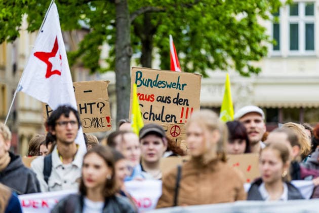 Hunderte Schüler demonstrieren bundesweit gegen die Wehrpflicht! - 8.Mai als Historischer Tag: vor 81 Jahren endete der Zweite Weltkrieg 7aIMG: 0557371 Am 81. Jahrestag der bedingungslosen Kapitulation Nazi-Deutschlands sind bundesweit Schülerinnen und Schüler auf die Straßen gegangen. Mit lautstarken Kundgebungen in mehreren deutschen Städten richteten sich die jungen Demonstrantinnen und Demonstranten gegen das seit Januar 2026 geltende Wehrdienst-Modernisierungsgesetz – und gegen eine mögliche Verschärfung hin zu einer verpflichtenden Einberufung. Das neue Gesetz setzt bislang auf Freiwilligkeit: Wer nicht zur Bundeswehr will, muss nicht dienen. Allerdings sind Männer ab Jahrgang 2008 verpflichtet, einen Fragebogen auszufüllen und sich Copyright: 7aktuell.dex xLucaxWoitow 0557371 20260507_7a_WEHRPFLICHTDEMOCOTTBUS_557371