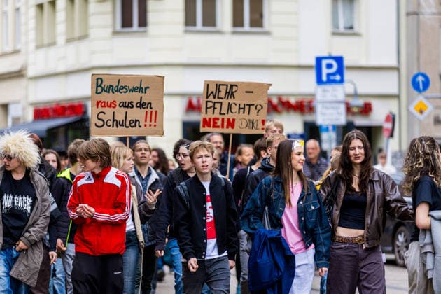 Hunderte Schüler demonstrieren bundesweit gegen die Wehrpflicht! - 8.Mai als Historischer Tag: vor 81 Jahren endete der Zweite Weltkrieg 7aIMG: 0557372 Am 81. Jahrestag der bedingungslosen Kapitulation Nazi-Deutschlands sind bundesweit Schülerinnen und Schüler auf die Straßen gegangen. Mit lautstarken Kundgebungen in mehreren deutschen Städten richteten sich die jungen Demonstrantinnen und Demonstranten gegen das seit Januar 2026 geltende Wehrdienst-Modernisierungsgesetz – und gegen eine mögliche Verschärfung hin zu einer verpflichtenden Einberufung. Das neue Gesetz setzt bislang auf Freiwilligkeit: Wer nicht zur Bundeswehr will, muss nicht dienen. Allerdings sind Männer ab Jahrgang 2008 verpflichtet, einen Fragebogen auszufüllen und sich Copyright: 7aktuell.dex xLucaxWoitow 0557372 20260507_7a_WEHRPFLICHTDEMOCOTTBUS_557372