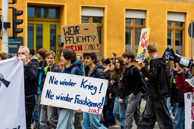 Hunderte Schüler demonstrieren bundesweit gegen die Wehrpflicht! - 8.Mai als Historischer Tag: vor 81 Jahren endete der Zweite Weltkrieg 7aIMG: 0557375 Am 81. Jahrestag der bedingungslosen Kapitulation Nazi-Deutschlands sind bundesweit Schülerinnen und Schüler auf die Straßen gegangen. Mit lautstarken Kundgebungen in mehreren deutschen Städten richteten sich die jungen Demonstrantinnen und Demonstranten gegen das seit Januar 2026 geltende Wehrdienst-Modernisierungsgesetz – und gegen eine mögliche Verschärfung hin zu einer verpflichtenden Einberufung. Das neue Gesetz setzt bislang auf Freiwilligkeit: Wer nicht zur Bundeswehr will, muss nicht dienen. Allerdings sind Männer ab Jahrgang 2008 verpflichtet, einen Fragebogen auszufüllen und sich Copyright: 7aktuell.dex xLucaxWoitow 0557375 20260507_7a_WEHRPFLICHTDEMOCOTTBUS_557375