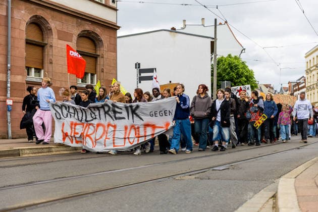 Hunderte Schüler demonstrieren bundesweit gegen die Wehrpflicht! - 8.Mai als Historischer Tag: vor 81 Jahren endete der Zweite Weltkrieg 7aIMG: 0557378 Am 81. Jahrestag der bedingungslosen Kapitulation Nazi-Deutschlands sind bundesweit Schülerinnen und Schüler auf die Straßen gegangen. Mit lautstarken Kundgebungen in mehreren deutschen Städten richteten sich die jungen Demonstrantinnen und Demonstranten gegen das seit Januar 2026 geltende Wehrdienst-Modernisierungsgesetz – und gegen eine mögliche Verschärfung hin zu einer verpflichtenden Einberufung. Das neue Gesetz setzt bislang auf Freiwilligkeit: Wer nicht zur Bundeswehr will, muss nicht dienen. Allerdings sind Männer ab Jahrgang 2008 verpflichtet, einen Fragebogen auszufüllen und sich Copyright: 7aktuell.dex xLucaxWoitow 0557378 20260507_7a_WEHRPFLICHTDEMOCOTTBUS_557378