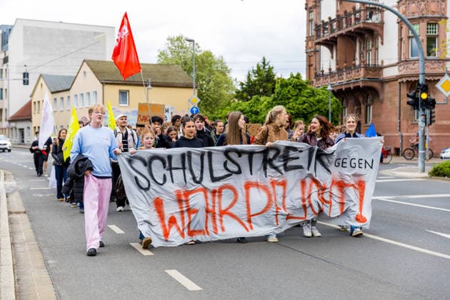 Hunderte Schüler demonstrieren bundesweit gegen die Wehrpflicht! - 8.Mai als Historischer Tag: vor 81 Jahren endete der Zweite Weltkrieg 7aIMG: 0557379 Am 81. Jahrestag der bedingungslosen Kapitulation Nazi-Deutschlands sind bundesweit Schülerinnen und Schüler auf die Straßen gegangen. Mit lautstarken Kundgebungen in mehreren deutschen Städten richteten sich die jungen Demonstrantinnen und Demonstranten gegen das seit Januar 2026 geltende Wehrdienst-Modernisierungsgesetz – und gegen eine mögliche Verschärfung hin zu einer verpflichtenden Einberufung. Das neue Gesetz setzt bislang auf Freiwilligkeit: Wer nicht zur Bundeswehr will, muss nicht dienen. Allerdings sind Männer ab Jahrgang 2008 verpflichtet, einen Fragebogen auszufüllen und sich Copyright: 7aktuell.dex xLucaxWoitow 0557379 20260507_7a_WEHRPFLICHTDEMOCOTTBUS_557379