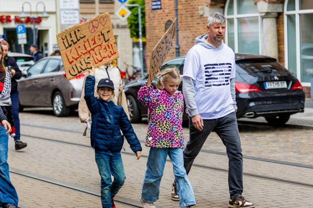 Hunderte Schüler demonstrieren bundesweit gegen die Wehrpflicht! - 8.Mai als Historischer Tag: vor 81 Jahren endete der Zweite Weltkrieg 7aIMG: 0557381 Am 81. Jahrestag der bedingungslosen Kapitulation Nazi-Deutschlands sind bundesweit Schülerinnen und Schüler auf die Straßen gegangen. Mit lautstarken Kundgebungen in mehreren deutschen Städten richteten sich die jungen Demonstrantinnen und Demonstranten gegen das seit Januar 2026 geltende Wehrdienst-Modernisierungsgesetz – und gegen eine mögliche Verschärfung hin zu einer verpflichtenden Einberufung. Das neue Gesetz setzt bislang auf Freiwilligkeit: Wer nicht zur Bundeswehr will, muss nicht dienen. Allerdings sind Männer ab Jahrgang 2008 verpflichtet, einen Fragebogen auszufüllen und sich Copyright: 7aktuell.dex xLucaxWoitow 0557381 20260507_7a_WEHRPFLICHTDEMOCOTTBUS_557381