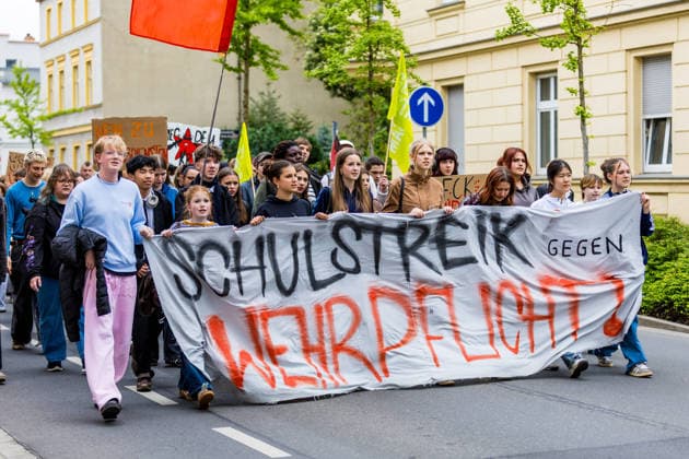 Hunderte Schüler demonstrieren bundesweit gegen die Wehrpflicht! - 8.Mai als Historischer Tag: vor 81 Jahren endete der Zweite Weltkrieg 7aIMG: 0557386 Am 81. Jahrestag der bedingungslosen Kapitulation Nazi-Deutschlands sind bundesweit Schülerinnen und Schüler auf die Straßen gegangen. Mit lautstarken Kundgebungen in mehreren deutschen Städten richteten sich die jungen Demonstrantinnen und Demonstranten gegen das seit Januar 2026 geltende Wehrdienst-Modernisierungsgesetz – und gegen eine mögliche Verschärfung hin zu einer verpflichtenden Einberufung. Das neue Gesetz setzt bislang auf Freiwilligkeit: Wer nicht zur Bundeswehr will, muss nicht dienen. Allerdings sind Männer ab Jahrgang 2008 verpflichtet, einen Fragebogen auszufüllen und sich Copyright: 7aktuell.dex xLucaxWoitow 0557386 20260507_7a_WEHRPFLICHTDEMOCOTTBUS_557386