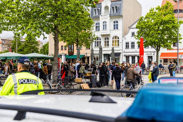 Hunderte Schüler demonstrieren bundesweit gegen die Wehrpflicht! - 8.Mai als Historischer Tag: vor 81 Jahren endete der Zweite Weltkrieg 7aIMG: 0557387 Am 81. Jahrestag der bedingungslosen Kapitulation Nazi-Deutschlands sind bundesweit Schülerinnen und Schüler auf die Straßen gegangen. Mit lautstarken Kundgebungen in mehreren deutschen Städten richteten sich die jungen Demonstrantinnen und Demonstranten gegen das seit Januar 2026 geltende Wehrdienst-Modernisierungsgesetz – und gegen eine mögliche Verschärfung hin zu einer verpflichtenden Einberufung. Das neue Gesetz setzt bislang auf Freiwilligkeit: Wer nicht zur Bundeswehr will, muss nicht dienen. Allerdings sind Männer ab Jahrgang 2008 verpflichtet, einen Fragebogen auszufüllen und sich Copyright: 7aktuell.dex xLucaxWoitow 0557387 20260507_7a_WEHRPFLICHTDEMOCOTTBUS_557387