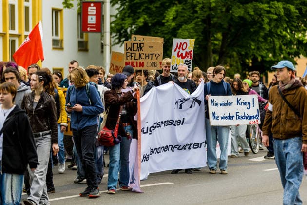 Hunderte Schüler demonstrieren bundesweit gegen die Wehrpflicht! - 8.Mai als Historischer Tag: vor 81 Jahren endete der Zweite Weltkrieg 7aIMG: 0557389 Am 81. Jahrestag der bedingungslosen Kapitulation Nazi-Deutschlands sind bundesweit Schülerinnen und Schüler auf die Straßen gegangen. Mit lautstarken Kundgebungen in mehreren deutschen Städten richteten sich die jungen Demonstrantinnen und Demonstranten gegen das seit Januar 2026 geltende Wehrdienst-Modernisierungsgesetz – und gegen eine mögliche Verschärfung hin zu einer verpflichtenden Einberufung. Das neue Gesetz setzt bislang auf Freiwilligkeit: Wer nicht zur Bundeswehr will, muss nicht dienen. Allerdings sind Männer ab Jahrgang 2008 verpflichtet, einen Fragebogen auszufüllen und sich Copyright: 7aktuell.dex xLucaxWoitow 0557389 20260507_7a_WEHRPFLICHTDEMOCOTTBUS_557389