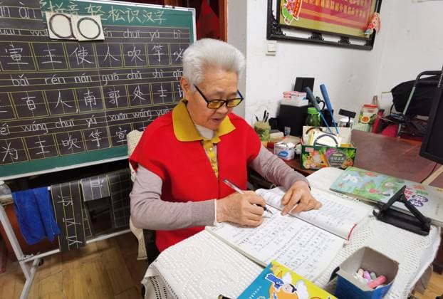 (260508) -- HUAINAN, May 8, 2026 -- Yang Weiyun, a retired Chinese primary school teacher, prepares her lessons at home in Huainan, east China s Anhui Province, April 16, 2026. TO GO WITH Feature: A Chinese classroom at the edge of the algorithm ) CHINA-ANHUI-HUAINAN-RETIRED TEACHER-LESSONS (CN) ZhuxQing 