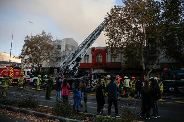 Santiago, May 8, 2026 Fire affects Chinese shop in Alameda corner Libertad in the commune of Santiago The smoke affects people circulating around the place Diego Martin Aton Chile, Aton 1153379 jpeg  Copyright: DIEGOxMARTIN ATONxCHILE