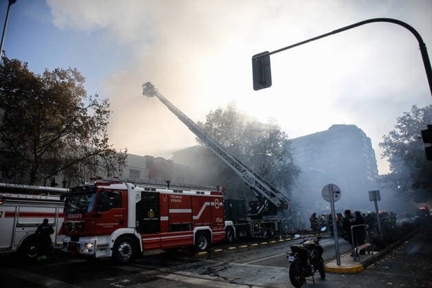 Santiago, May 8, 2026 Fire affects Chinese shop in Alameda corner Libertad in the commune of Santiago The smoke affects people circulating around the place Diego Martin Aton Chile, Aton 1153393 jpeg  Copyright: DIEGOxMARTIN ATONxCHILE