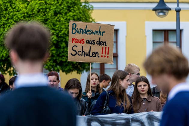 Hunderte Schüler demonstrieren bundesweit gegen die Wehrpflicht! - Merz Leck Eier 8.Mai als Historischer Tag: vor 81 Jahren endete der Zweite Weltkrieg 7aIMG: 0557399 Am 81. Jahrestag der bedingungslosen Kapitulation Nazi-Deutschlands sind bundesweit Schülerinnen und Schüler auf die Straßen gegangen. Mit lautstarken Kundgebungen in mehreren deutschen Städten richteten sich die jungen Demonstrantinnen und Demonstranten gegen das seit Januar 2026 geltende Wehrdienst-Modernisierungsgesetz – und gegen eine mögliche Verschärfung hin zu einer verpflichtenden Einberufung. Das neue Gesetz setzt bislang auf Freiwilligkeit: Wer nicht zur Bundeswehr will, muss nicht dienen. Allerdings sind Männer ab Jahrgang 2008 verpflichtet, einen Fragebogen ausz Copyright: 7aktuell.dex xLucaxWoitow 0557399 20260507_7a_WEHRPFLICHTDEMOCOTTBUS_557399