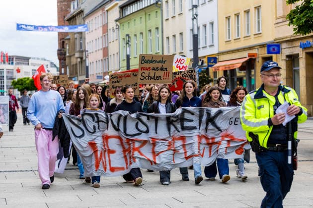 Hunderte Schüler demonstrieren bundesweit gegen die Wehrpflicht! - Merz Leck Eier 8.Mai als Historischer Tag: vor 81 Jahren endete der Zweite Weltkrieg 7aIMG: 0557404 Am 81. Jahrestag der bedingungslosen Kapitulation Nazi-Deutschlands sind bundesweit Schülerinnen und Schüler auf die Straßen gegangen. Mit lautstarken Kundgebungen in mehreren deutschen Städten richteten sich die jungen Demonstrantinnen und Demonstranten gegen das seit Januar 2026 geltende Wehrdienst-Modernisierungsgesetz – und gegen eine mögliche Verschärfung hin zu einer verpflichtenden Einberufung. Das neue Gesetz setzt bislang auf Freiwilligkeit: Wer nicht zur Bundeswehr will, muss nicht dienen. Allerdings sind Männer ab Jahrgang 2008 verpflichtet, einen Fragebogen ausz Copyright: 7aktuell.dex xLucaxWoitow 0557404 20260507_7a_WEHRPFLICHTDEMOCOTTBUS_557404