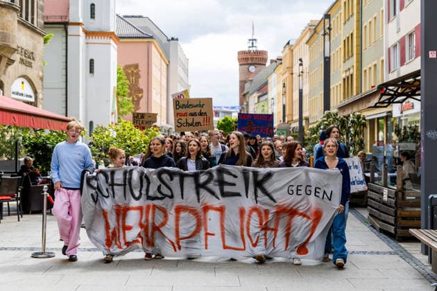 Hunderte Schüler demonstrieren bundesweit gegen die Wehrpflicht! - Merz Leck Eier 8.Mai als Historischer Tag: vor 81 Jahren endete der Zweite Weltkrieg 7aIMG: 0557405 Am 81. Jahrestag der bedingungslosen Kapitulation Nazi-Deutschlands sind bundesweit Schülerinnen und Schüler auf die Straßen gegangen. Mit lautstarken Kundgebungen in mehreren deutschen Städten richteten sich die jungen Demonstrantinnen und Demonstranten gegen das seit Januar 2026 geltende Wehrdienst-Modernisierungsgesetz – und gegen eine mögliche Verschärfung hin zu einer verpflichtenden Einberufung. Das neue Gesetz setzt bislang auf Freiwilligkeit: Wer nicht zur Bundeswehr will, muss nicht dienen. Allerdings sind Männer ab Jahrgang 2008 verpflichtet, einen Fragebogen ausz Copyright: 7aktuell.dex xLucaxWoitow 0557405 20260507_7a_WEHRPFLICHTDEMOCOTTBUS_557405