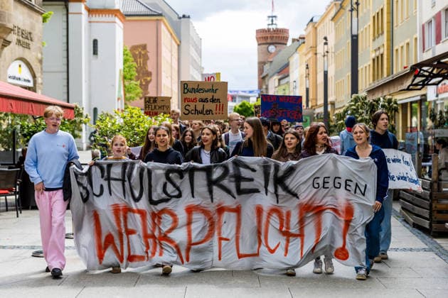 Hunderte Schüler demonstrieren bundesweit gegen die Wehrpflicht! - Merz Leck Eier 8.Mai als Historischer Tag: vor 81 Jahren endete der Zweite Weltkrieg 7aIMG: 0557406 Am 81. Jahrestag der bedingungslosen Kapitulation Nazi-Deutschlands sind bundesweit Schülerinnen und Schüler auf die Straßen gegangen. Mit lautstarken Kundgebungen in mehreren deutschen Städten richteten sich die jungen Demonstrantinnen und Demonstranten gegen das seit Januar 2026 geltende Wehrdienst-Modernisierungsgesetz – und gegen eine mögliche Verschärfung hin zu einer verpflichtenden Einberufung. Das neue Gesetz setzt bislang auf Freiwilligkeit: Wer nicht zur Bundeswehr will, muss nicht dienen. Allerdings sind Männer ab Jahrgang 2008 verpflichtet, einen Fragebogen ausz Copyright: 7aktuell.dex xLucaxWoitow 0557406 20260507_7a_WEHRPFLICHTDEMOCOTTBUS_557406