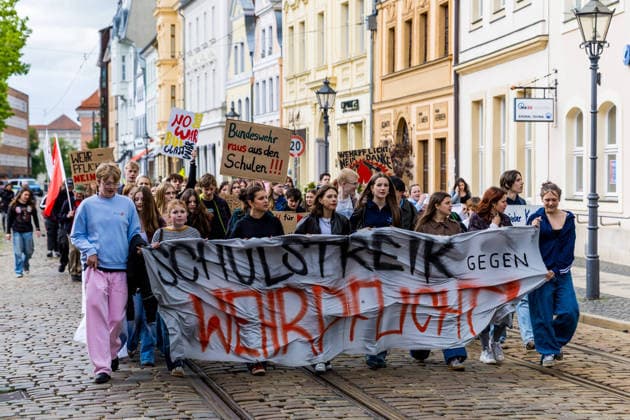 Hunderte Schüler demonstrieren bundesweit gegen die Wehrpflicht! - Merz Leck Eier 8.Mai als Historischer Tag: vor 81 Jahren endete der Zweite Weltkrieg 7aIMG: 0557411 Am 81. Jahrestag der bedingungslosen Kapitulation Nazi-Deutschlands sind bundesweit Schülerinnen und Schüler auf die Straßen gegangen. Mit lautstarken Kundgebungen in mehreren deutschen Städten richteten sich die jungen Demonstrantinnen und Demonstranten gegen das seit Januar 2026 geltende Wehrdienst-Modernisierungsgesetz – und gegen eine mögliche Verschärfung hin zu einer verpflichtenden Einberufung. Das neue Gesetz setzt bislang auf Freiwilligkeit: Wer nicht zur Bundeswehr will, muss nicht dienen. Allerdings sind Männer ab Jahrgang 2008 verpflichtet, einen Fragebogen ausz Copyright: 7aktuell.dex xLucaxWoitow 0557411 20260507_7a_WEHRPFLICHTDEMOCOTTBUS_557411