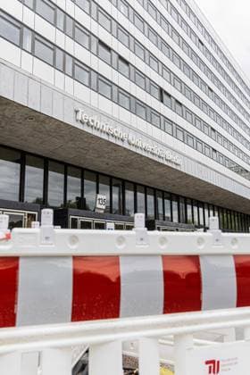 Technische Universität Berlin The university suffers from many dilapidated buildings Today, the main building of the TU Berlin was closed until further notice In the picture A construction site directly in front of the main building