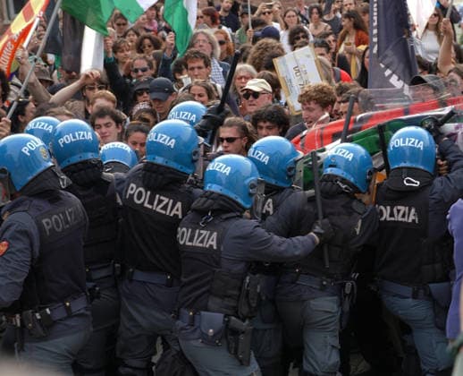 May 8, 2026, Venezia, VE: Tensioni tra agenti di polizia e manifestanti dei collettivi ProPal, al termine della manifestazione indetta per chiedere alla Biennale la chiusura del Padiglione di Israele, Venezia 8 maggio 206. ANSA ANDREA MEROLA ----- Tensions erupt between police officers and protesters from the ProPal collectives at the end of the demonstration calling on the Biennale to close the Israeli Pavilion, Venice, 8 May 2020. ANSA ANDREA MEROLA Venezia VE  - ZUMAa110 20260508_zaf_a110_109 Copyright: xAndreaxMerolax