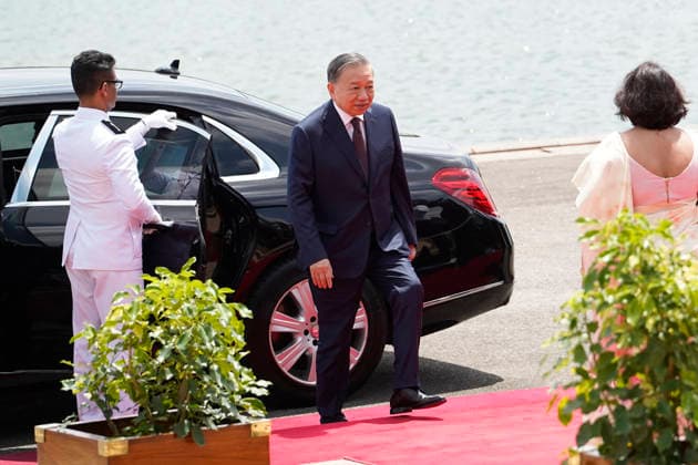 Vietnam President in Sri Lanka Vietnamese President arrives at Sri Lanka s parliament in Colombo, Sri Lanka. Colombo Sri Lanka  Copyright: xMatrixxImages AkilaxJayawardenax