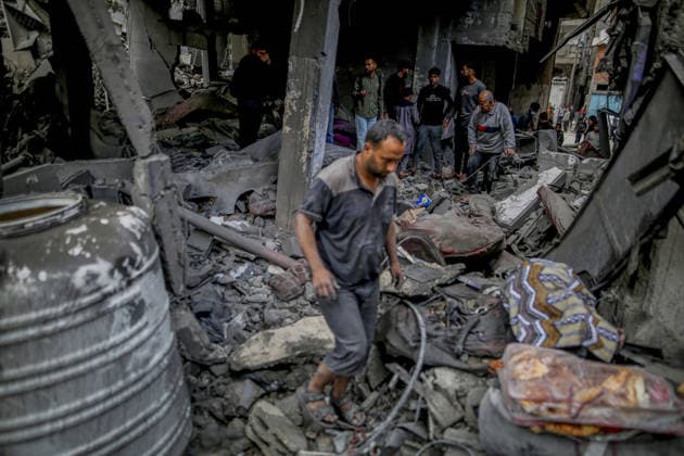 Destruction in Al-Shati Camp following Israeli airstrike in Gaza GAZA CITY, GAZA, PALESTINE - MAY 09: Palestinians inspect the extensive damage at buildings following an Israeli air strike on the Al-Shati Camp violating the current ceasefire agreement in western Gaza City, Gaza, Palestine on May 09, 2026. Palestinian families returned to the site of the blast to search through the rubble for their belongings and assess the scale of the destruction. Saeed M. M. T. Jaras Anadolu Gaza City Gaza. Editorial use only. Please get in touch for any other usage.  Copyright: x2026xAnadoluxSaeedxM.xM.xT.xJarasx