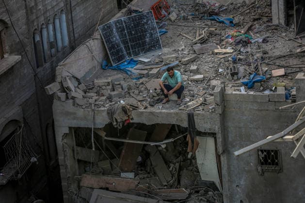 Destruction in Al-Shati Camp following Israeli airstrike in Gaza GAZA CITY, GAZA, PALESTINE - MAY 09: A view of the extensive damage at buildings following an Israeli air strike on the Al-Shati Camp violating the current ceasefire agreement in western Gaza City, Gaza, Palestine on May 09, 2026. Palestinian families returned to the site of the blast to search through the rubble for their belongings and assess the scale of the destruction. Saeed M. M. T. Jaras Anadolu Gaza City Gaza. Editorial use only. Please get in touch for any other usage.  Copyright: x2026xAnadoluxSaeedxM.xM.xT.xJarasx