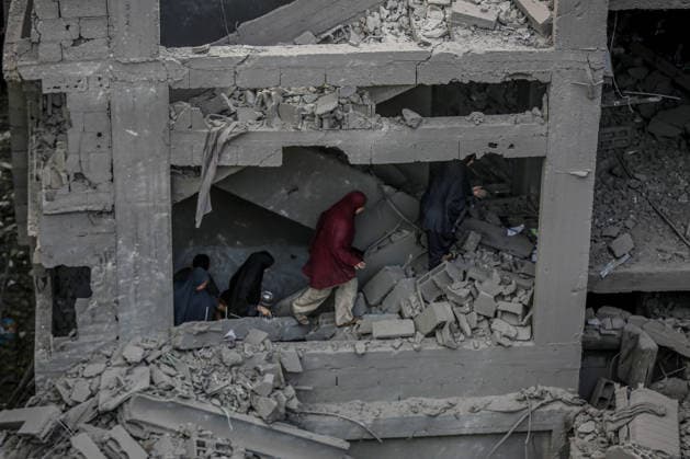 Destruction in Al-Shati Camp following Israeli airstrike in Gaza GAZA CITY, GAZA, PALESTINE - MAY 09: Palestinians inspect the extensive damage at buildings following an Israeli air strike on the Al-Shati Camp violating the current ceasefire agreement in western Gaza City, Gaza, Palestine on May 09, 2026. Palestinian families returned to the site of the blast to search through the rubble for their belongings and assess the scale of the destruction. Saeed M. M. T. Jaras Anadolu Gaza City Gaza. Editorial use only. Please get in touch for any other usage.  Copyright: x2026xAnadoluxSaeedxM.xM.xT.xJarasx