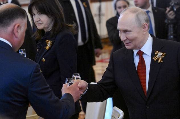 Russia WWII Victory Day Foreign Delegations Reception 9160603 09.05.2026 Russian President Vladimir Putin toasts with South Ossetian President Alan Gagloyev during a reception for heads of foreign delegations, held on Victory Day marking the 81st anniversary of the victory over Nazi Germany in World War Two, at the Kremlin in Moscow, Russia. Grigory Sysoev Sputnik Moscow Russia  Copyright: xGrigoryxSysoevx