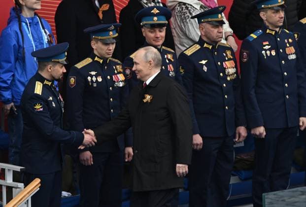 Russia WWII Victory Day Parade 9160712 09.05.2026 Russian President Vladimir Putin greets participants in Russia s special military operation in Ukraine during a military parade on Victory Day, marking the 81st anniversary of the victory over Nazi Germany in World War Two, in Red Square, in Moscow, Russia. Kristina Solovyova Sputnik Moscow Russia  Copyright: xKristinaxSolovyovax