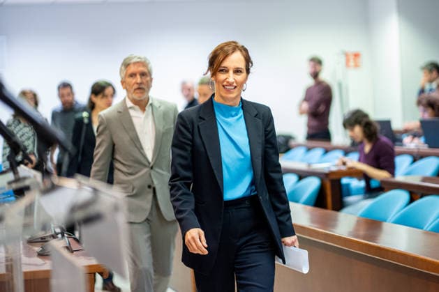 Mónica García and Grande Marlaska update information on the hantavirus outbreak The Minister of Health, Mónica García d , and the Minister of the Interior, Fernando Grande Marlaska i , during a press conference, at the headquarters of the Ministry of Health, on May 9, 2026, in Madrid Spain García and Grande Marlaska appear to report on the ship MV Hondius and the hantavirus outbreak 09 MAY 2026 Madrid Madrid Madrid Spain  Copyright: xGabrielxLuengasx 7510152