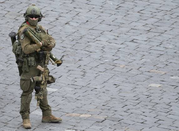 Russia WWII Victory Day Parade 9161001 09.05.2026 A Russian security officer stands guard during a military parade on Victory Day, marking the 81st anniversary of the victory over Nazi Germany in World War Two, in Red Square, in Moscow, Russia. Alexander Vilf Sputnik Moscow Russia  Copyright: xAlexanderxVilfx