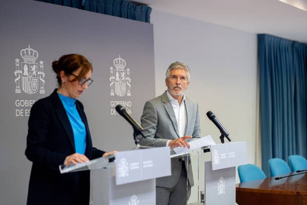 Mónica García and Grande Marlaska update information on the hantavirus outbreak The Minister of Health, Mónica García i , and the Minister of the Interior, Fernando Grande Marlaska d , during a press conference, at the headquarters of the Ministry of Health, on May 9, 2026, in Madrid Spain García and Grande Marlaska appear to report on the ship MV Hondius and the hantavirus outbreak 09 MAY 2026 Madrid Madrid Madrid Spain  Copyright: xGabrielxLuengasx 7510189