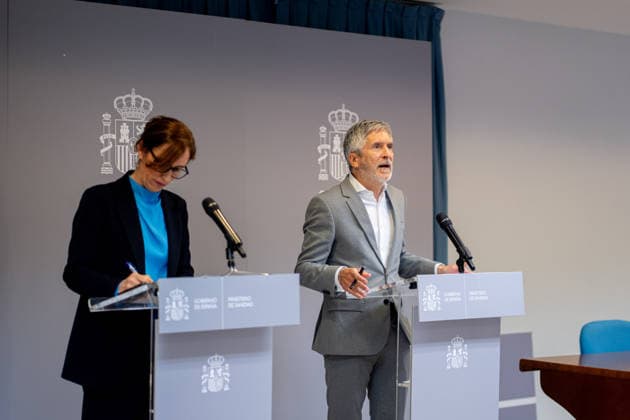 Mónica García and Grande Marlaska update information on the hantavirus outbreak The Minister of Health, Mónica García i , and the Minister of the Interior, Fernando Grande Marlaska d , during a press conference, at the headquarters of the Ministry of Health, on May 9, 2026, in Madrid Spain García and Grande Marlaska appear to report on the ship MV Hondius and the hantavirus outbreak 09 MAY 2026 Madrid Madrid Madrid Spain  Copyright: xGabrielxLuengasx 7510193