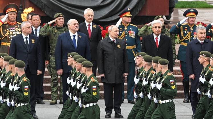 Russia WWII Victory Day Wreath Laying 9160983 09.05.2026 Russian President Vladimir Putin and foreign officials attend a wreath-laying ceremony at the Tomb of the Unknown Soldier by the Kremlin wall on the Victory Day, marking the 81st anniversary of the victory over Nazi Germany in World War Two, in Moscow, Russia. Sergey Guneev Sputnik Moscow Russia  Copyright: xSergeyxGuneevx