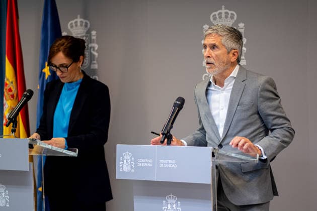 Mónica García and Grande Marlaska update information on the hantavirus outbreak The Minister of Health, Mónica García d , and the Minister of the Interior, Fernando Grande Marlaska i , during a press conference, at the headquarters of the Ministry of Health, on May 9, 2026, in Madrid Spain García and Grande Marlaska appear to report on the ship MV Hondius and the hantavirus outbreak 09 MAY 2026 Madrid Madrid Madrid Spain  Copyright: xGabrielxLuengasx 7510247