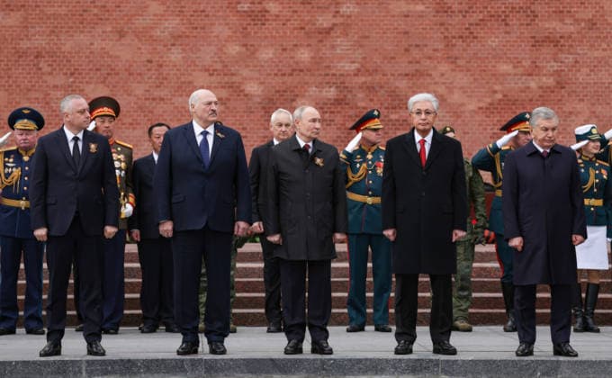 May 9, 2026, Moscow, Moscow Oblast, Russia: Russian President Vladimir Putin, center, joins foreign leaders as they watch the annual Victory Day parade marking the 81st anniversary of the victory over Nazi Germany in World War Two, at Red Square, May 9, 2026 in Moscow, Russia. Standing from left: Abkhazia President Badra Gunba, Belarus President Alexander Lukashenko, Putin, Kazakhstan President Kassym-Jomart Tokayev, and Uzbek President Shavkat Mirziyoyev. Moscow Russia - ZUMAp138 20260509_zaa_p138_017 Copyright: xKremlinxPool RussianxGovernmentx