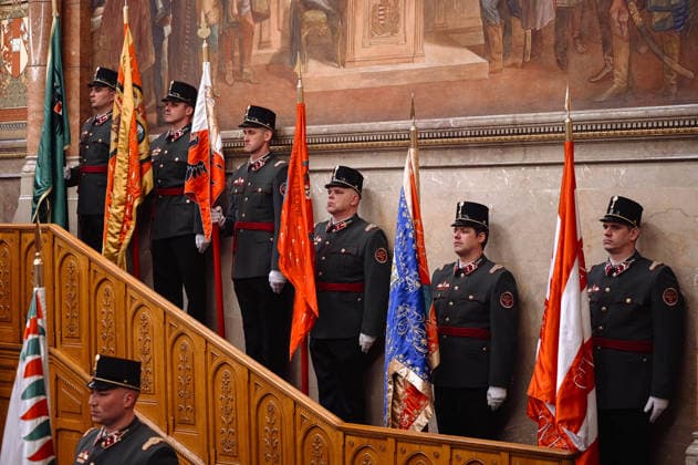 Lawmakers attend the inaugural session of the Hungarian Parliament BUDAPEST, HUNGARY - MAY 9: Members of the National Guard stand still as lawmakers attend the inaugural session of the Hungarian Parliament, where Peter Magyar is set to be elected as the country’s new prime minister, in Budapest, Hungary on 9 May 2026. Magyar Peter’s center-right Tisza party secured a decisive victory in the April 12 elections, winning 141 of the 199 parliamentary seats. Robert Nemeti Anadolu Budapest Hungary. Editorial use only. Please get in touch for any other usage.  Copyright: x2026xAnadoluxRobertxNemetix