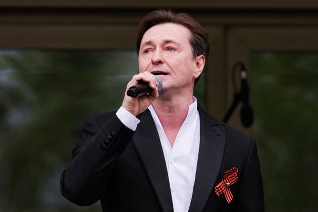 RUSSIA, MOSCOW - MAY 9, 2026: Actor Sergei Bezrukov, artistic director of the Gorky Moscow Academic Art Theatre, performs during a concert titled The Path to Victory on Tverskoi Boulevard on Victory Day Moscow Russia  - ZUMAt113 20260509_zaa_t113_800 Copyright: xYevgenyxMessmanx
