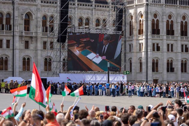 May 9, 2026, Budapest, Hungary: Speech by Peter Magyar inside the Parliament building in Budapest, while people gathered at Lajos Kossuth Square watch and listen on large screens and loudspeakers during the inauguration ceremony. Budapest Hungary  - ZUMAl194 20260509_zip_l194_017 Copyright: xMarekxLadzinskix