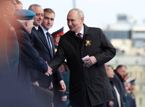 Russia WWII Victory Day Parade 9161363 09.05.2026 Russian President Vladimir Putin greets World War II veterans before a military parade on Victory Day, marking the 81st anniversary of the victory over Nazi Germany in World War Two, in Red Square, in Moscow, Russia. Alexander Kazakov Sputnik Moscow Russia  Copyright: xAlexanderxKazakovx