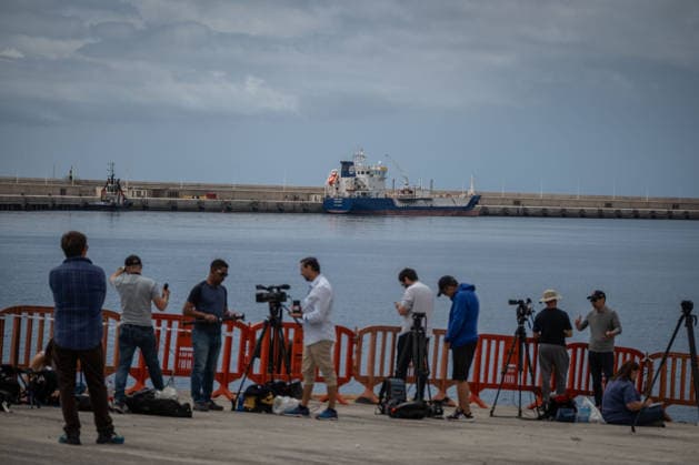 Preparations are underway at Granadilla Port for HV Hondius TENERIFE, CANARY ISLANDS, SPAIN - MAY 09: International media outlets are gathering at the port as workers at Puerto de Granadilla continue carrying out perimeter and security reinforcement operations ahead of the arrival of the HV Hondius to the island of Tenerife at Granadilla port, Tenerife, Canary Islands, Spain on May 09, 2026. Andres Gutierrez Anadolu Tenerife Spain. Editorial use only. Please get in touch for any other usage.  Copyright: x2026xAnadoluxAndresxGutierrezx