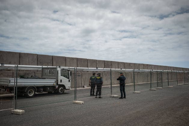 Preparations are underway at Granadilla Port for HV Hondius TENERIFE, CANARY ISLANDS, SPAIN - MAY 09: Guardia Civil officers secure the perimeter inside the Port of Granadilla ahead of the arrival of the HV Hondius to the island of Tenerife at Granadilla port, Tenerife, Canary Islands, Spain on May 09, 2026. Andres Gutierrez Anadolu Tenerife Spain. Editorial use only. Please get in touch for any other usage.  Copyright: x2026xAnadoluxAndresxGutierrezx