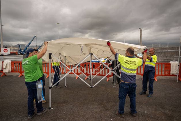 Preparations are underway at Granadilla Port for MV Hondius TENERIFE, CANARY ISLANDS, SPAIN - MAY 09: Workers at Puerto de Granadilla continue carrying out perimeter and security reinforcement operations ahead of the arrival of the MV Hondius to the island of Tenerife at Granadilla port, Tenerife, Canary Islands, Spain on May 09, 2026. Andres Gutierrez Anadolu Tenerife Spain. Editorial use only. Please get in touch for any other usage.  Copyright: x2026xAnadoluxAndresxGutierrezx
