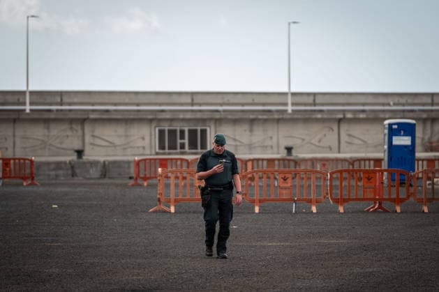 Preparations are underway at Granadilla Port for MV Hondius TENERIFE, CANARY ISLANDS, SPAIN - MAY 09: Guardia Civil officers secure the perimeter inside the Port of Granadilla ahead of the arrival of the MV Hondius to the island of Tenerife at Granadilla port, Tenerife, Canary Islands, Spain on May 09, 2026. Andres Gutierrez Anadolu Tenerife Spain. Editorial use only. Please get in touch for any other usage.  Copyright: x2026xAnadoluxAndresxGutierrezx