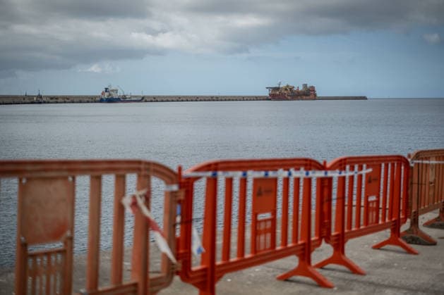 Preparations are underway at Granadilla Port for MV Hondius TENERIFE, CANARY ISLANDS, SPAIN - MAY 09: General view from the Port of Granadilla, where the HV Hondius is expected to arrive with passengers who may be infected with hantavirus, as workers at Puerto de Granadilla continue carrying out perimeter and security reinforcement operations ahead of the arrival of the MV Hondius to the island of Tenerife at Granadilla port, Tenerife, Canary Islands, Spain on May 09, 2026. Andres Gutierrez Anadolu Tenerife Spain. Editorial use only. Please get in touch for any other usage.  Copyright: x2026xAnadoluxAndresxGutierrezx
