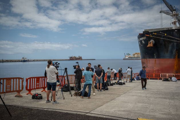 Preparations are underway at Granadilla Port for MV Hondius TENERIFE, CANARY ISLANDS, SPAIN - MAY 09: International media outlets are gathering at the port as workers at Puerto de Granadilla continue carrying out perimeter and security reinforcement operations ahead of the arrival of the MV Hondius to the island of Tenerife at Granadilla port, Tenerife, Canary Islands, Spain on May 09, 2026. Andres Gutierrez Anadolu Tenerife Spain. Editorial use only. Please get in touch for any other usage.  Copyright: x2026xAnadoluxAndresxGutierrezx