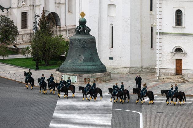 RUSSIA, MOSCOW - MAY 9, 2026: Honour guards with a cavalry escort unit of the Russian Presidential Regiment prepare for a military parade in Red Square on Victory Day to mark 81 years since the victory of the Soviet Union over Nazi Germany in the Great Patriotic War, Eastern Front of World War II Moscow Russia  - ZUMAt113 20260509_zaa_t113_1078 Copyright: xVladimirxSmirnovx