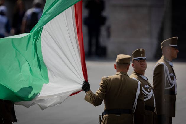 May 9, 2026, Budapest, Hungary: Soldiers ceremonially lower the flag of Hungary from the mast in front of the Parliament building in Budapest during the inauguration ceremony of Peter Magyar Budapest Hungary  - ZUMAl194 20260509_zip_l194_024 Copyright: xMarekxLadzinskix