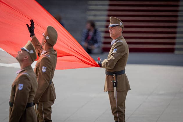 May 9, 2026, Budapest, Hungary: Soldiers ceremonially lower the flag of Hungary from the mast in front of the Parliament building in Budapest during the inauguration ceremony of Peter Magyar Budapest Hungary  - ZUMAl194 20260509_zip_l194_027 Copyright: xMarekxLadzinskix